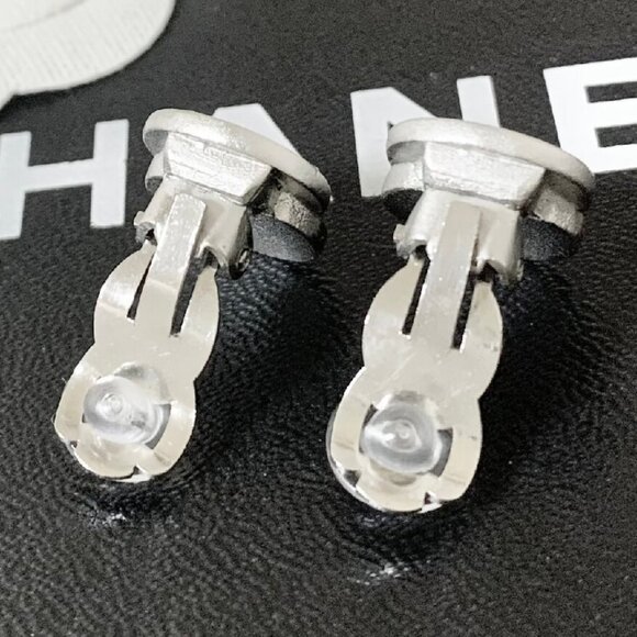 CHANEL CC Logos Double Round Clip-On Earrings Silver Tone Auth #7827 - Picture 3 of 4